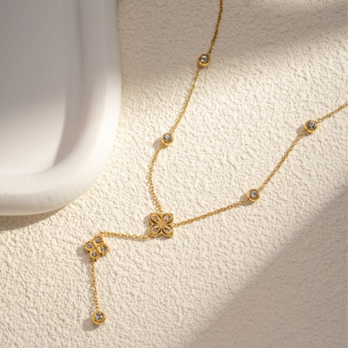 Goudkleurige stainless steel Y-ketting met zirkonia in het zonlicht gefotografeerd 
