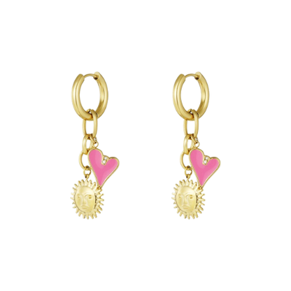 Goudkleurige stainless steel oorbellen met zonnebedel en roze hanger met zirkonia steentje – speels en stralend design