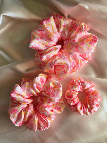 Girly Summer Satin Scrunchie in drie verschillende maten: Mini (rechts onder), Medium (links onder), Maxi (boven)