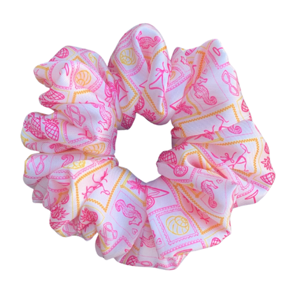 Witte satijnen scrunchie met speels zomers postzegel design voor in het haar