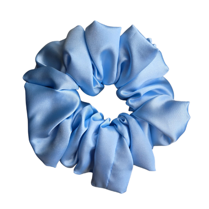 Handgemaakte felle lichtblauwe Glacier satin scrunchie van glanzende satijnen stof op een neutrale achtergrond