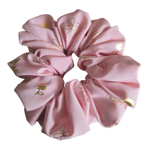 Roze scrunchie met gouden opdruk bloemen, gladde satijn-achtige haarwokkel die zacht is voor het haar