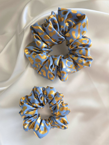 Golden Wave Scrunchie in twee verschillende maten: Mini (onder) en Medium (boven)