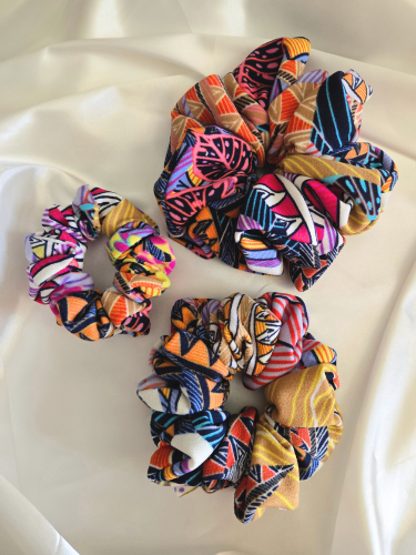 Jambo Joy Scrunchie in drie verschillende maten: Mini (links), Medium (onder), Maxi (boven)