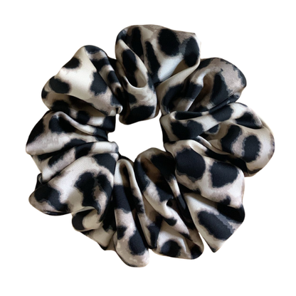 Luxe handgemaakte satijnen scrunchie met panterprint, glanzende stof die pluis en klitten in het haar vermindert.