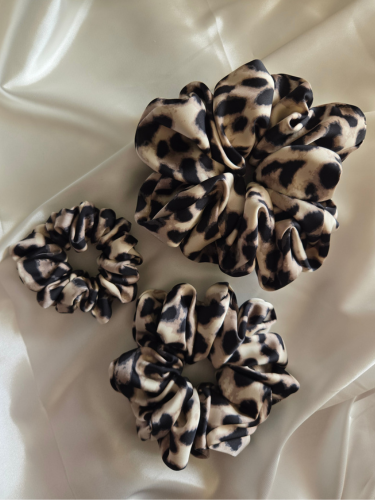 Leo Satin Scrunchie in drie verschillende maten: Mini (links), Medium (onder), Maxi (rechts)