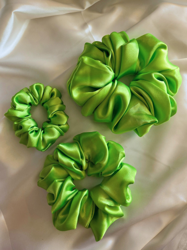 De Lime Satin Scrunchie in maten: Mini (links), Medium (onder), Maxi (rechts)