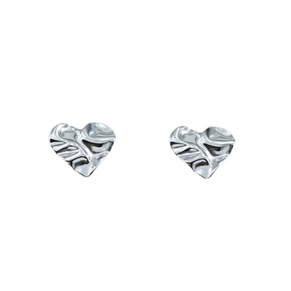 Zilverkleurige hart oorbellen met textuur - oorknopjes van stainless steel