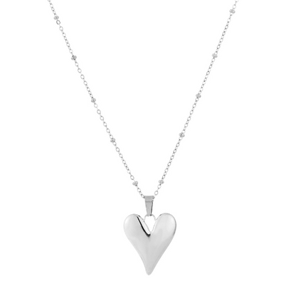 Minimalistische zilverkleurige ketting met hartvormige hanger en bolaccenten – romantisch accessoire voor elke gelegenheid.