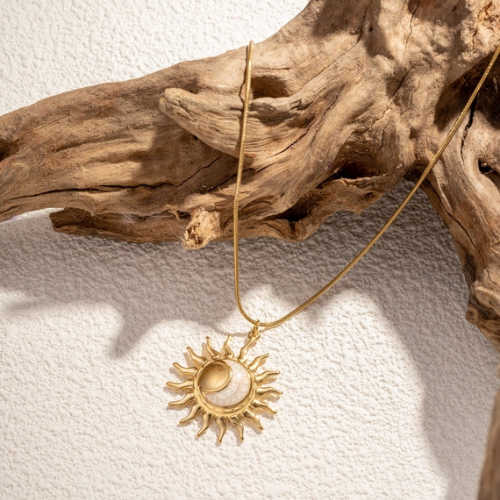 Goudkleurige zonneketting met witte sterrenhemel details in het zonlicht