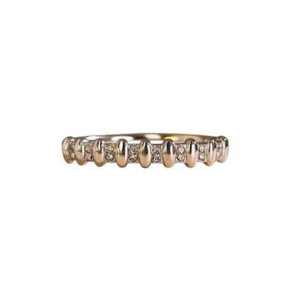 Zilverkleurige gesloten bangle ingelegd met zirkonia - stijlvolle damesarmband