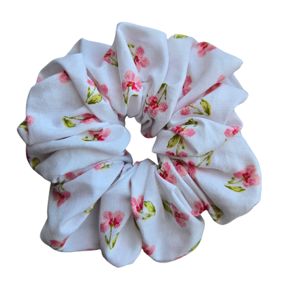 Een zomerse witte scrunchie met kleine, roze bloemen