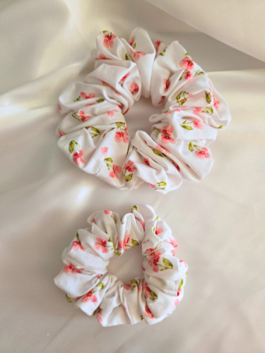 Mini Blossem Scrunchie in twee verschillende maten: Mini (onder) en Medium (boven)