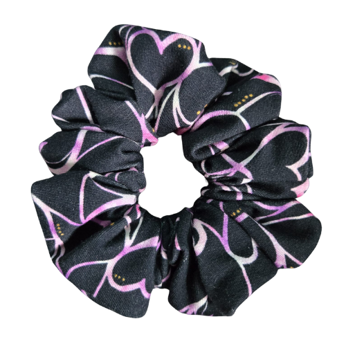 Handgemaakte katoenen scrunchie met paarse hartjesprint op een zwarte achtergrond, stevige grip voor het haar