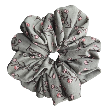 Handgemaakte katoenen scrunchie met bloemenprint - roze bloemen op een oudgroene achtergrond, stevige grip voor het haar