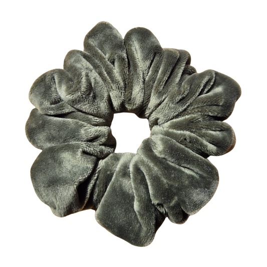 Natuurlijke Olive Soft Velvet scrunchie in olijfgroen. Handgemaakt van luxe fluweel met een aardse vleug die kleurt van mosgroen naar warm olijf.