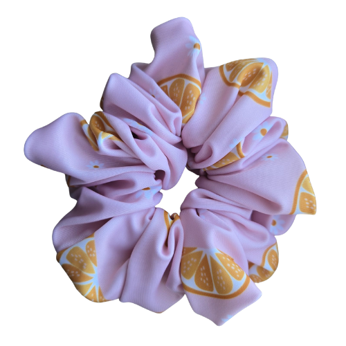 Handgemaakte roze zwemscrunchie met fruitige print van sinaasappels en bloemetjes - van sneldrogende swim-proof stof, ideale waterbestendige haaraccessoire voor zwemmen en sport
