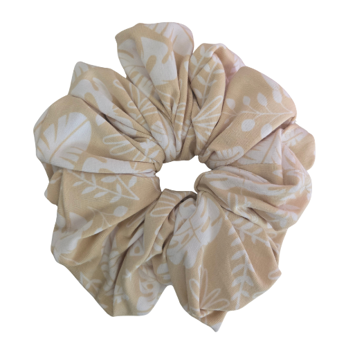 Handgemaakte katoenen scrunchie met neutraal kleurenpalet - witte palmbladeren op een beige achtergrond, stevige grip voor het haar