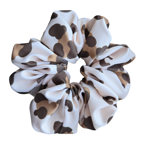 Handgemaakte zwemscrunchie met bruine panterprint van sneldrogende swim-proof stof, ideale waterbestendige haaraccessoire voor zwemmen en sport