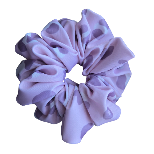 Handgemaakte roze zwemscrunchie met een pastel lila panterprint van sneldrogende swim-proof stof, ideale waterbestendige haaraccessoire voor zwemmen en sport
