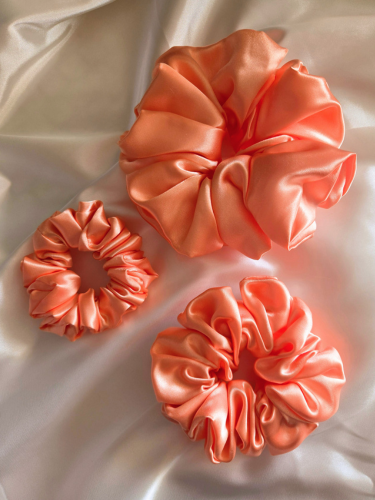 Peach Satin Scrunchies in drie verschillende maten: Mini (links), Medium (onder), Maxi (boven)