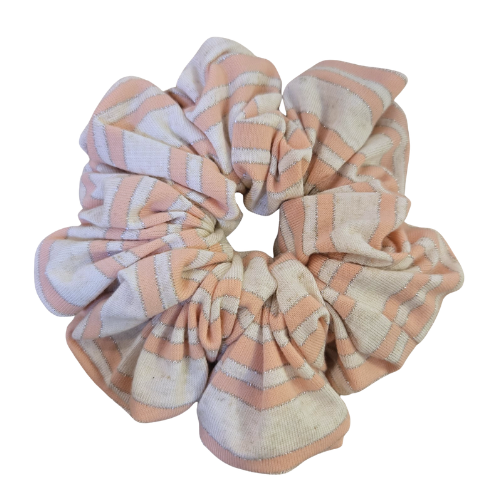 Handgemaakte katoenen scrunchie met strepen - horizontale perzik strepen met zilver glitter lijntje op een grijze achtergrond, stevige grip voor het haar