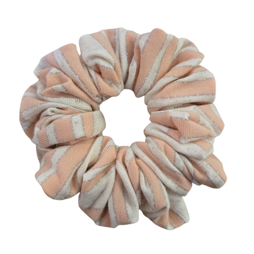Handgemaakte katoenen scrunchie met strepen - verticale perzik strepen met zilver glitter lijntje op een grijze achtergrond, stevige grip voor het haar