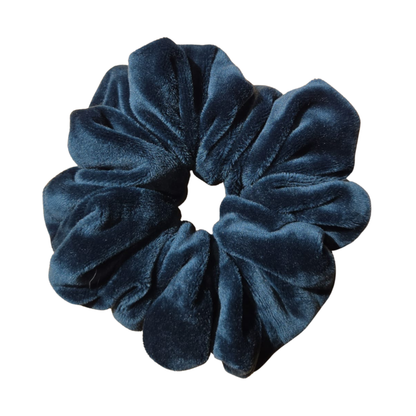 Luxe pauwblauwe Peacock Soft Velvet scrunchie. Handgemaakt van fluweel met een levendige vleug die speelt tussen turquoise en diep oceaanblauw.