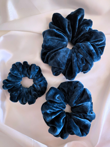 Petrol blauwe zachte velvet scrunchies in drie verschillende maten: Mini (links), Medium (onder), Maxi (boven)
