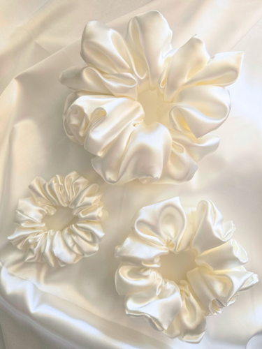Ivory satijnen scrunchie in drie verschillende maten: Mini (links), Medium (onder), Maxi (boven) - geschikt voor bruidsmeisjes