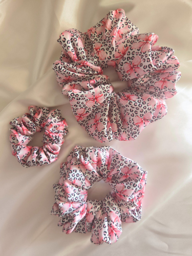 Pink Leo Bows Satin Scrunchie in drie verschillende maten: Mini (links), Medium (onder), Maxi (rechts)