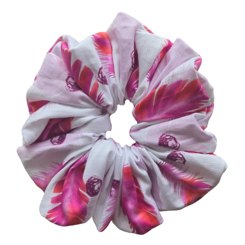 Duurzame handgemaakte bamboe scrunchie met roze veertjes op een witte achtergrond, zijdezachte en hypoallergene haaraccessoire van bamboestof