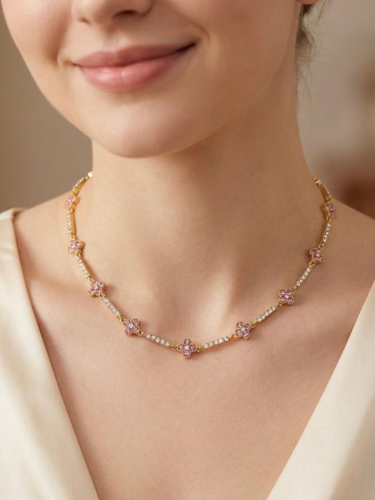 Stainless Steel ketting met roze klavers ingelegd met zirkonia