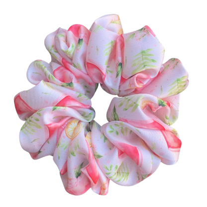 Lichtroze satijnen scrunchie met vrolijke cocktail print voor een zomerse haarstijl