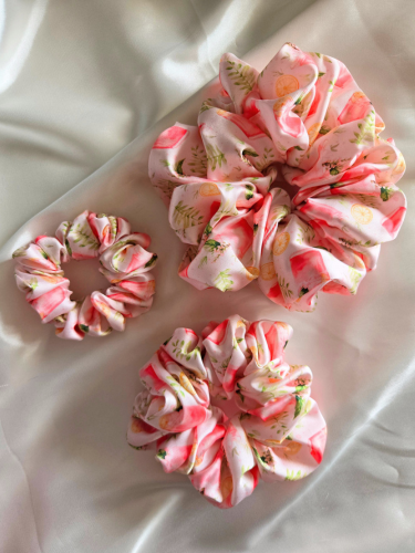 Pink Cocktail Satin Scrunchie in drie verschillende maten: Mini (links), Medium (onder), Maxi (rechts)