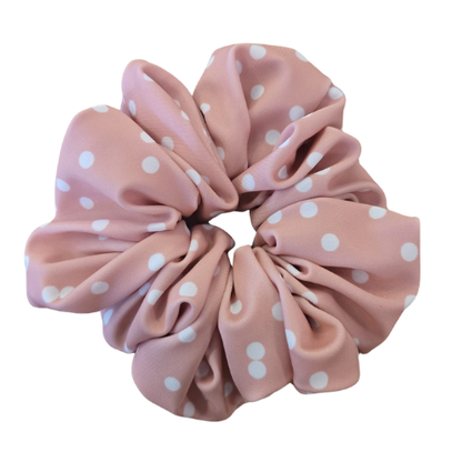 Handgemaakte roze zwemscrunchie met witte polkadots van sneldrogende swim-proof stof, ideale waterbestendige haaraccessoire voor zwemmen en sport