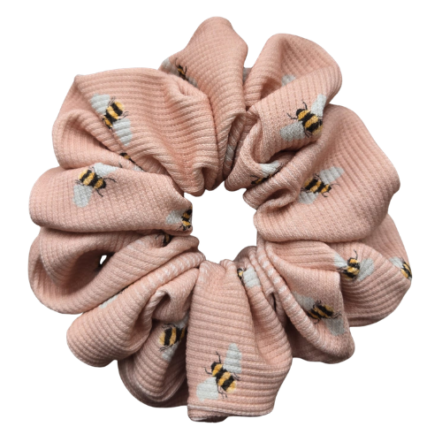 Handgemaakte roze corduroy scrunchie met vrolijke bijenprint, trendy haaraccessoire van stevige ribstof