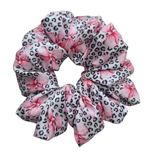 Luxe handgemaakte satijnen scrunchie met roze luipaardprint en roze strikjes, glanzende stof die pluis en klitten in het haar vermindert