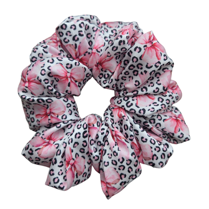 Luxe handgemaakte satijnen scrunchie met roze luipaardprint en roze strikjes, glanzende stof die pluis en klitten in het haar vermindert