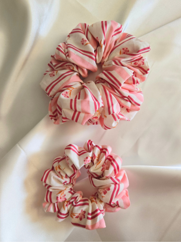 Pink Petal Scrunchie in twee verschillende maten: Mini (onder) en Medium (boven)