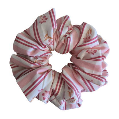 Roze met wit gestreepte scrunchie met bloemendecoratie op kimmelien.com