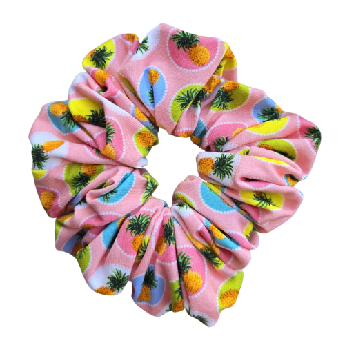 Handgemaakte katoenen scrunchie met fruitige print - voorzien van cirkels met ananassen op een roze achtergrond, stevige grip voor het haar