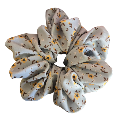 Handgemaakte mintgroene zwemscrunchie met bloemenprint, witte en gele bloemetjes van sneldrogende swim-proof stof, ideale waterbestendige haaraccessoire voor zwemmen en sport
