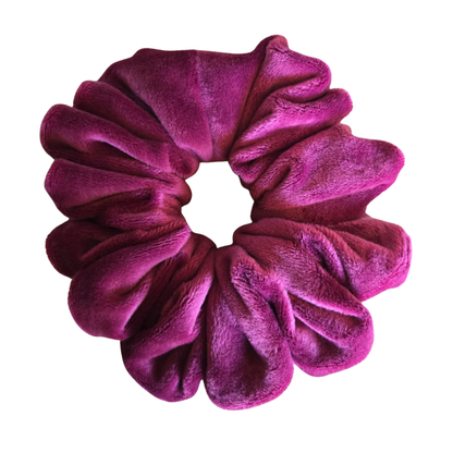 Zachte magenta fluwelen scrunchie genaamd Raspberry Soft Velvet. Handgemaakt met een rijke vleug die speelt tussen fris lichtroze en diep magenta.