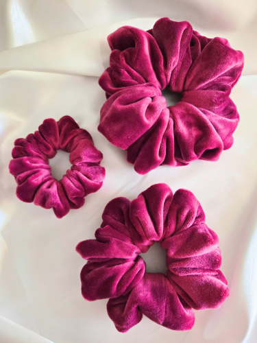 Fuchsia, zachte velvet scrunchie in drie verschillende maten: Mini (links), Medium (onder), Maxi (boven)