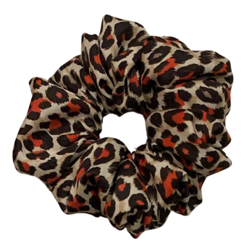 Luxe handgemaakte satijnen scrunchie met rode panterprint, glanzende stof die pluis en klitten in het haar vermindert