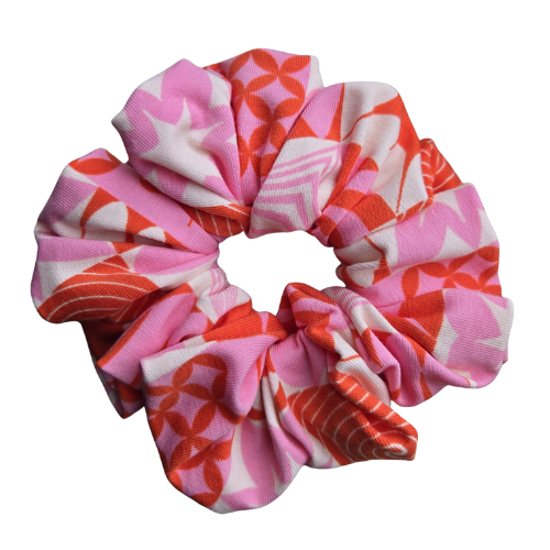 Handgemaakte retro flower scrunchie, vintage-stijl haaraccessoire met roze bloemenprint en rode accenten