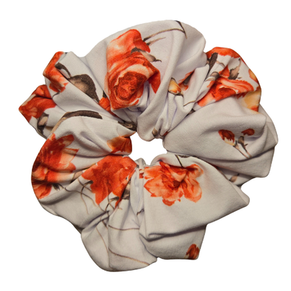 Handgemaakte katoenen scrunchie met bloemenprint - rode rozen op een witte achtergrond, stevige grip voor het haar
