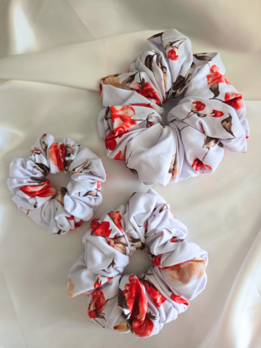 Rouge Romance Scrunchie in drie verschillende maten: Mini (links), Medium (onder), Maxi (boven)