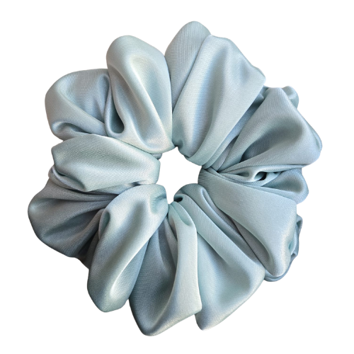 Handgemaakte fluffy Sage scrunchie met luxe satin-finish, lichte en zachte stof die haarbreuk voorkomt